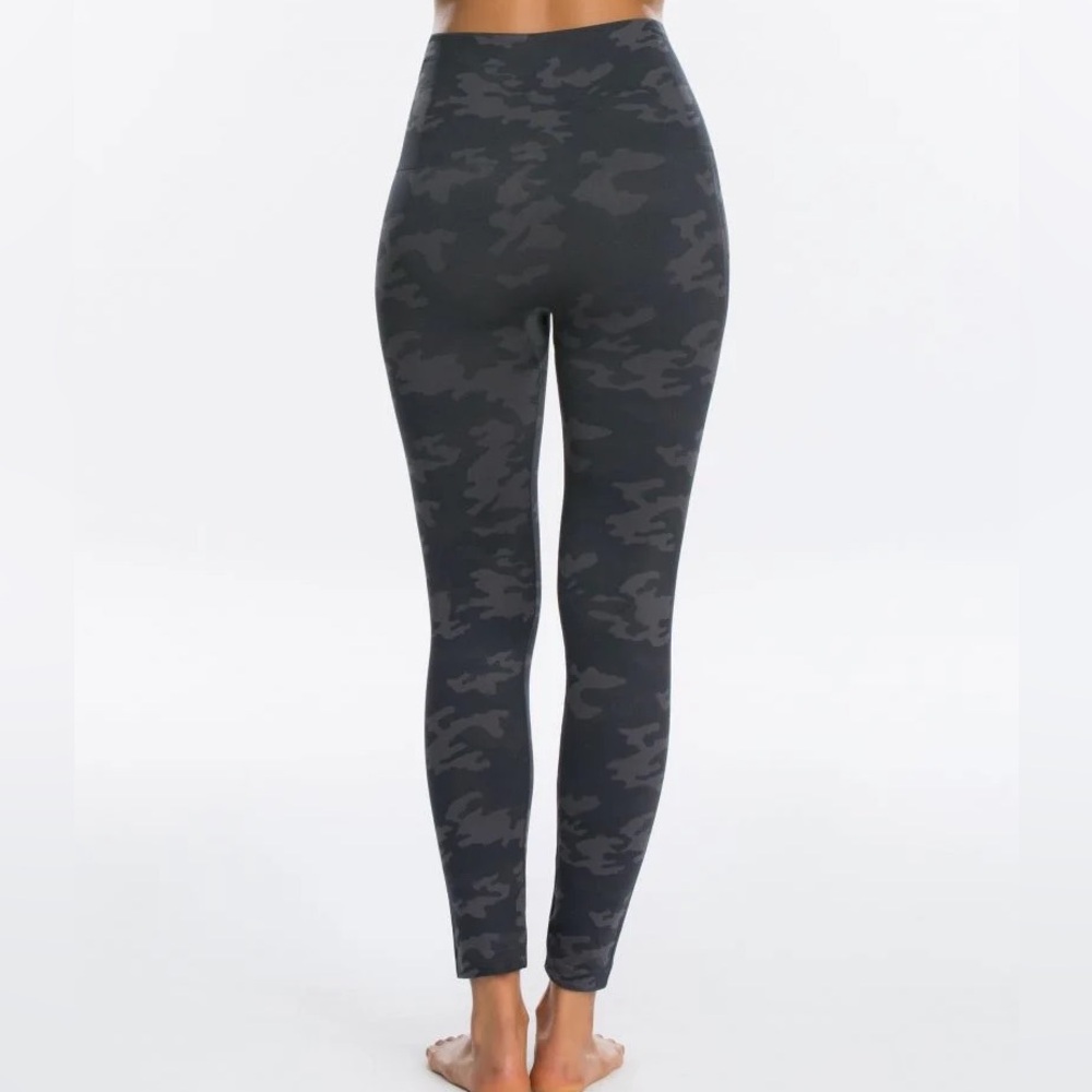 Spanx Look At Me Now Seamless shaping activewear Leggings in Black/Charcoal Camo - Picture 3 of 10